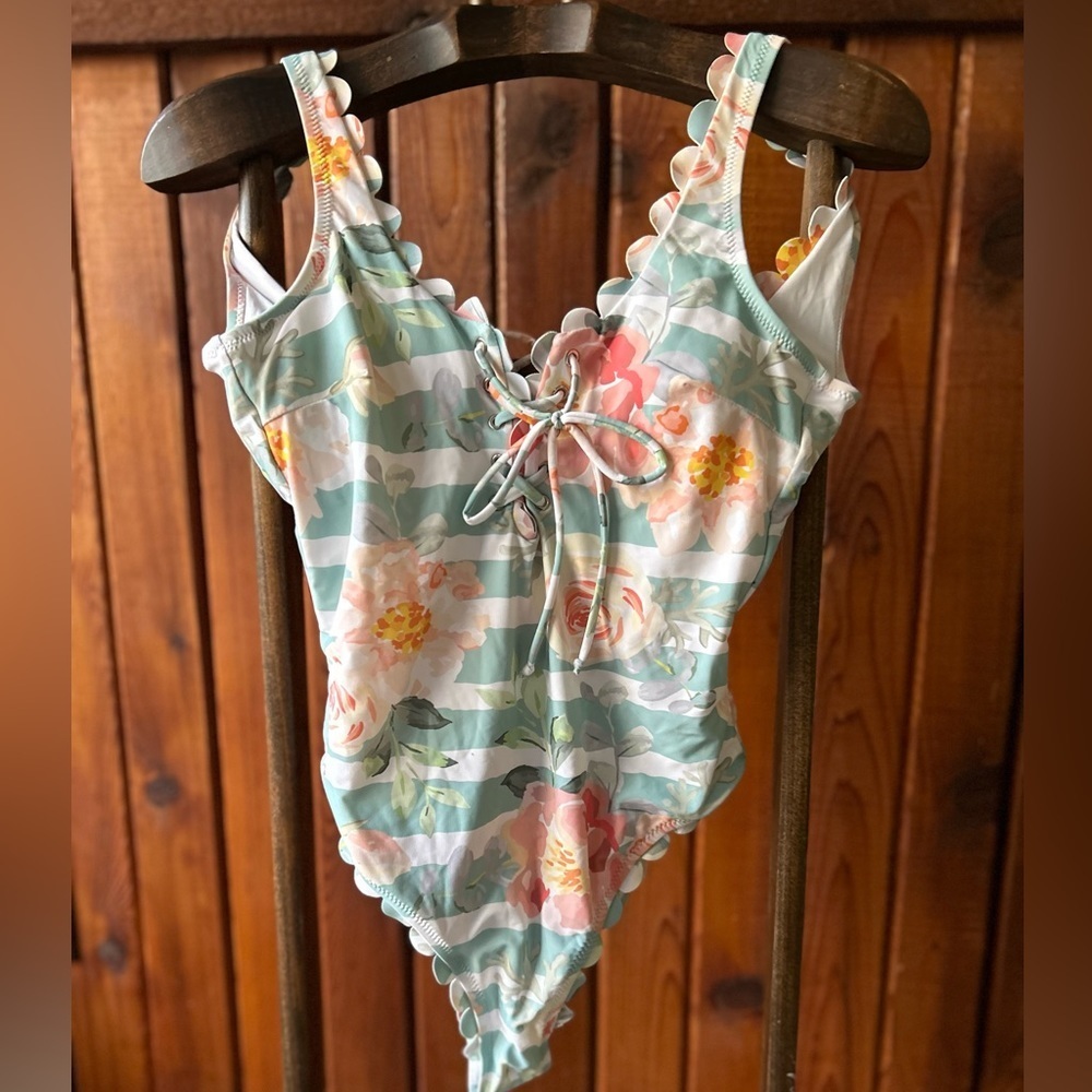 💜Cupshe NWT one piece floral stripped scallopped one swimsuit size medium💜 - Picture 7 of 9